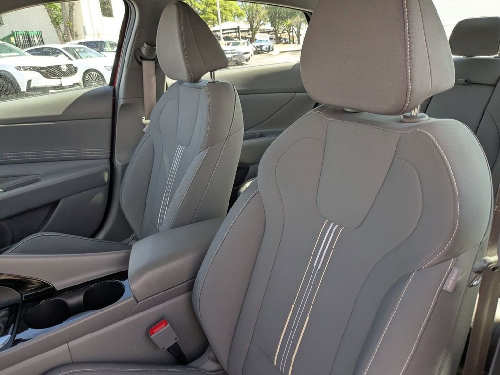 Used 2025 Hyundai Elantra SEL FWD image 14