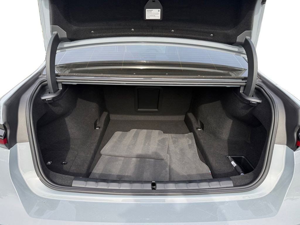 Used 2023 BMW 740i image 11