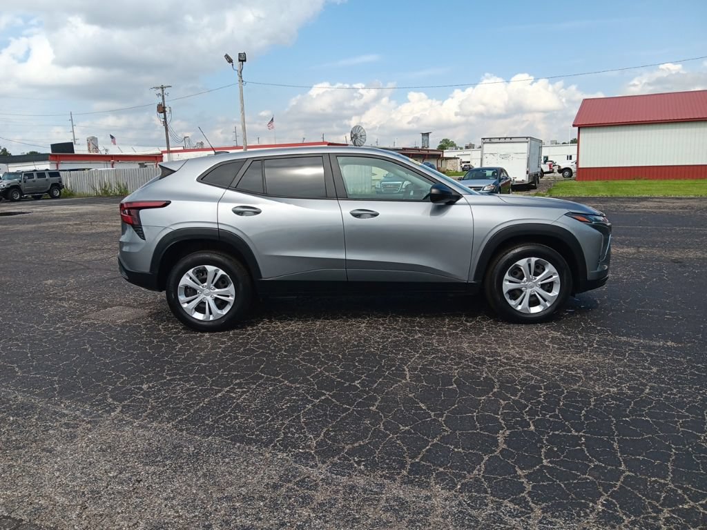 Used 2024 Chevrolet Trax LS w/ Driver Confidence Package FWD image 4