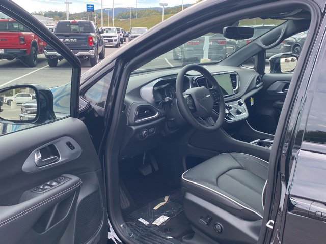 New 2026 Chrysler Pacifica Limited w/ S Appearance Package FWD image 14
