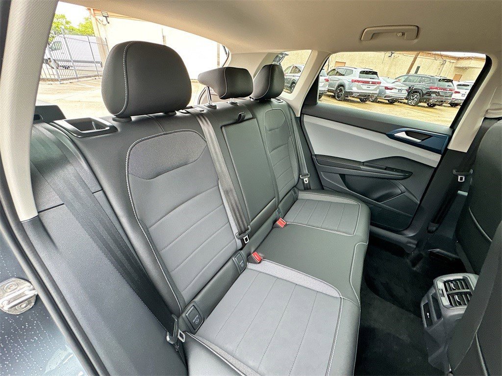 Used 2024 Volkswagen Taos SE image 30