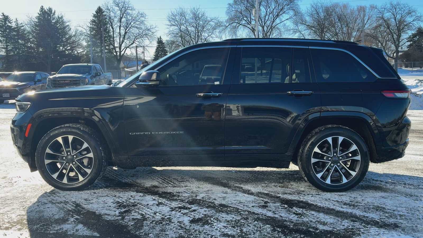 Used 2023 Jeep Grand Cherokee Overland w/ Advanced Protech Group III image 5