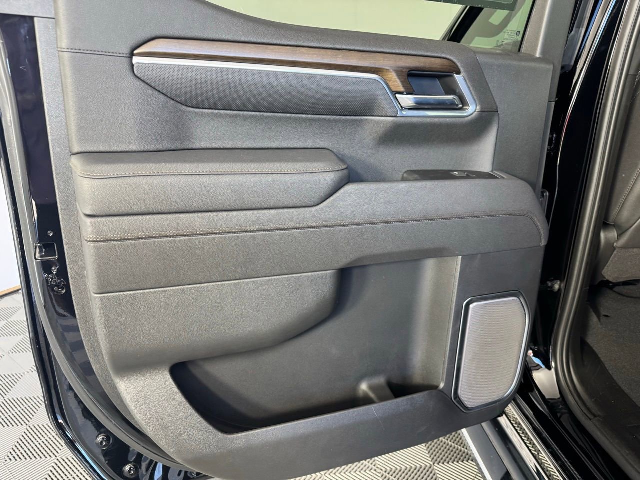 Used 2025 Chevrolet Silverado 1500 High Country w/ Technology Package image 33