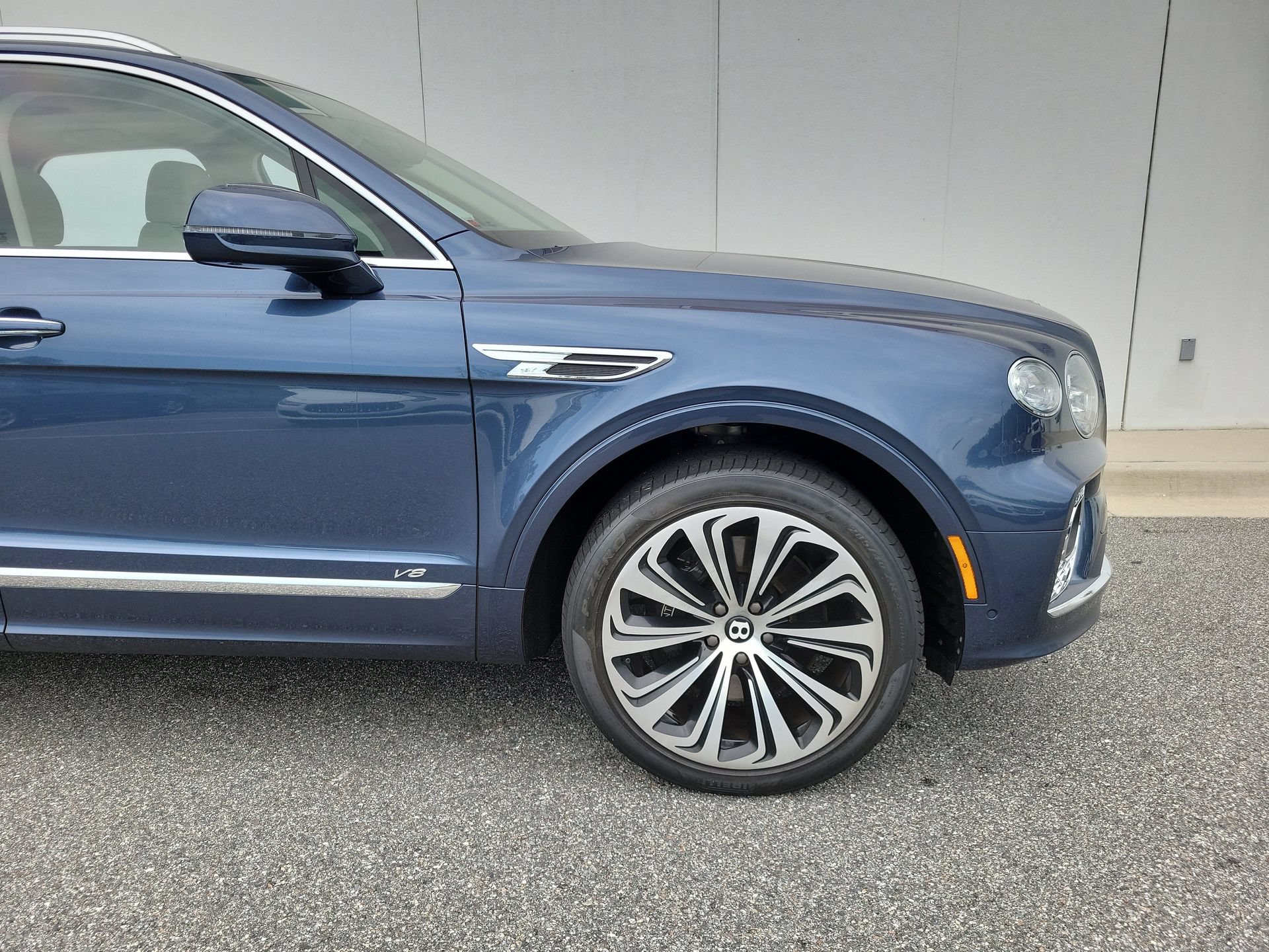 Certified 2022 Bentley Bentayga AWD/4WD image 3