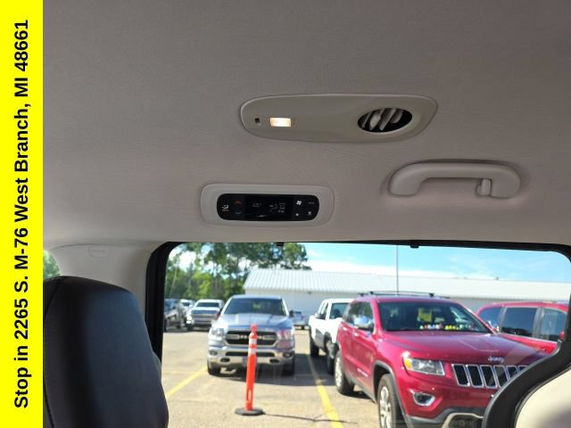 Used 2023 Chrysler Pacifica Touring-L FWD image 35