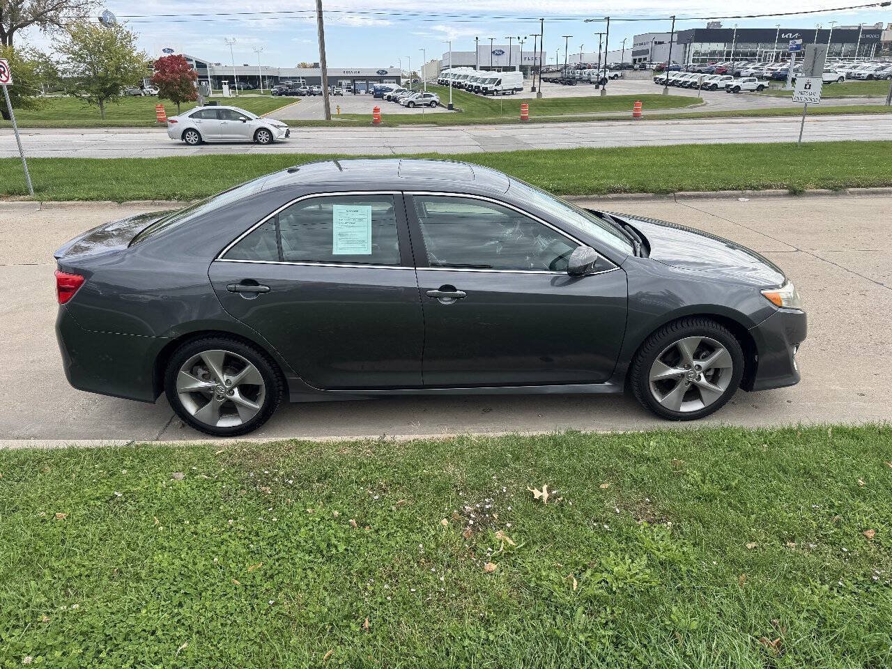 Used 2012 Toyota Camry SE w/ Leather Pkg FWD image 5