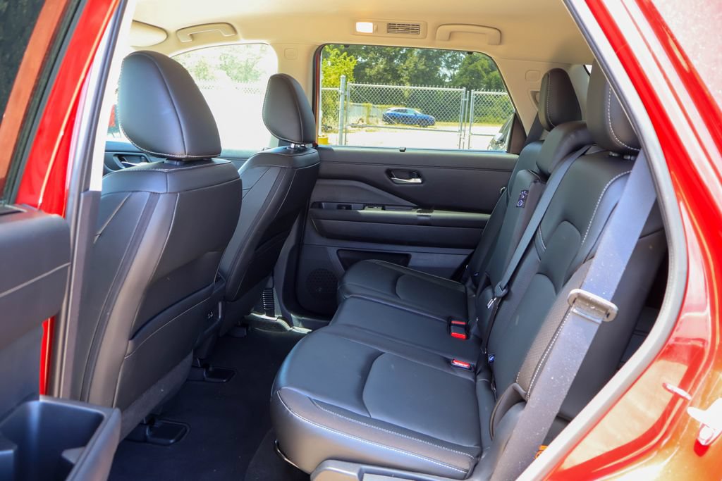 Used 2023 Nissan Pathfinder SL FWD image 9