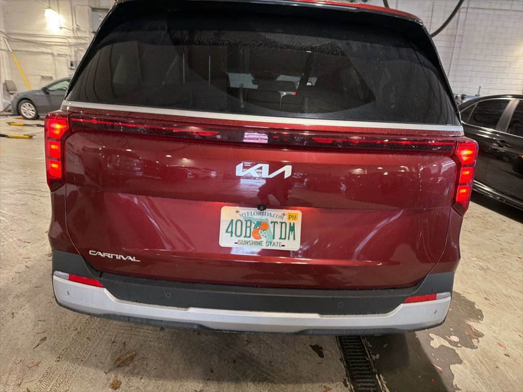 Used 2025 Kia Carnival image 6