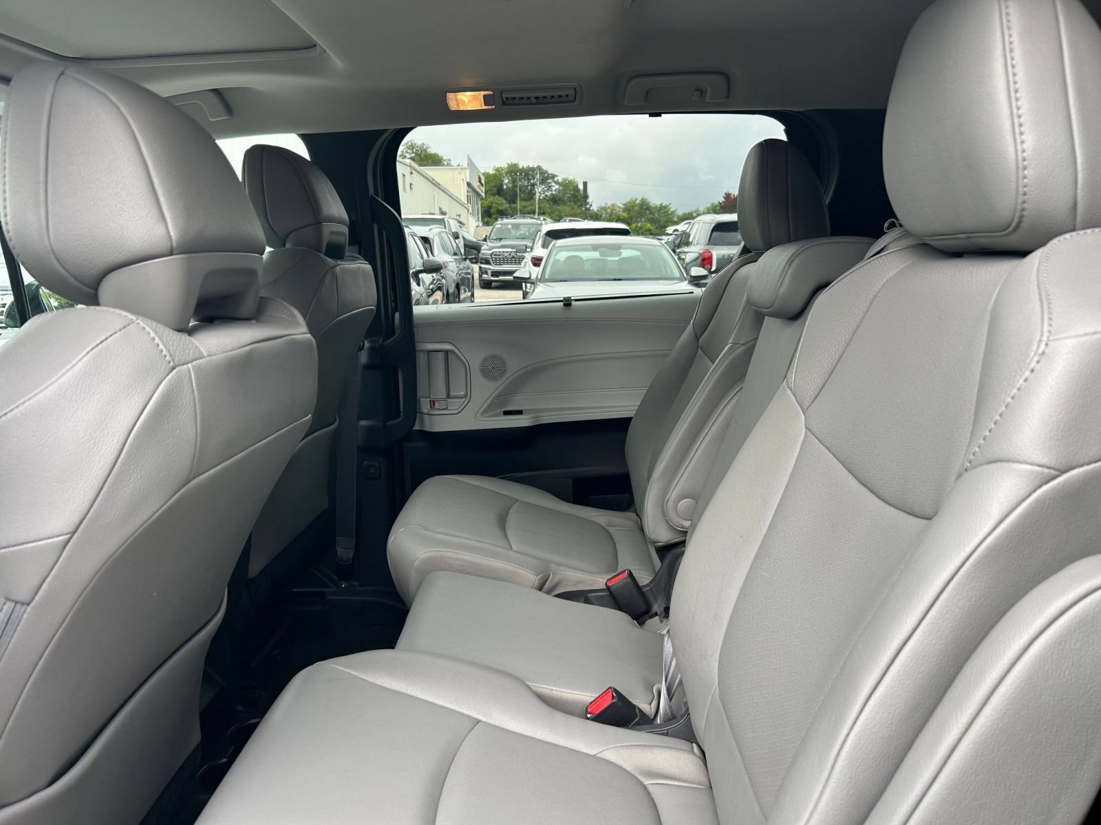 Used 2025 Toyota Sienna XLE FWD image 21
