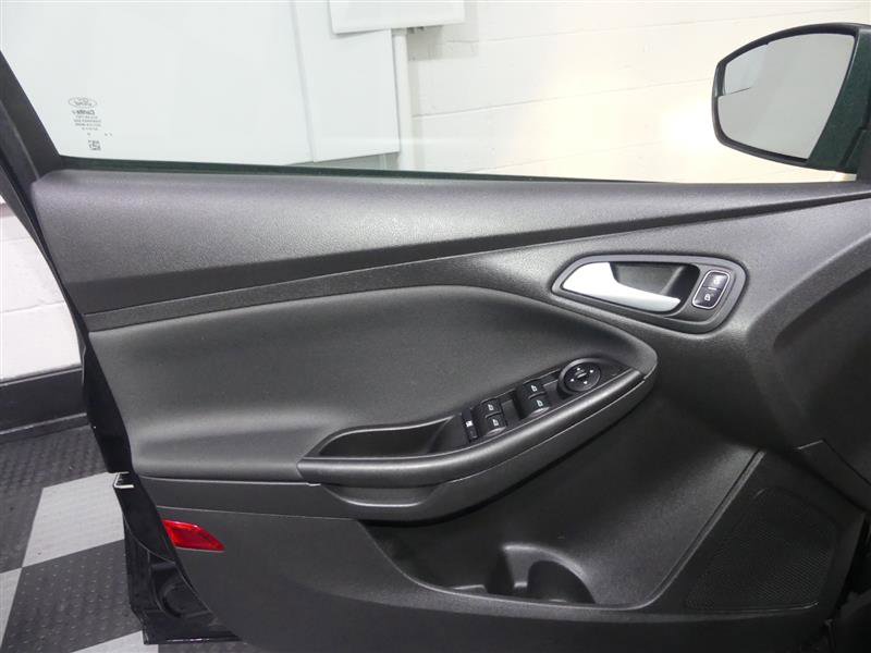 Used 2018 Ford Focus SE w/ SE Appearance Package image 17