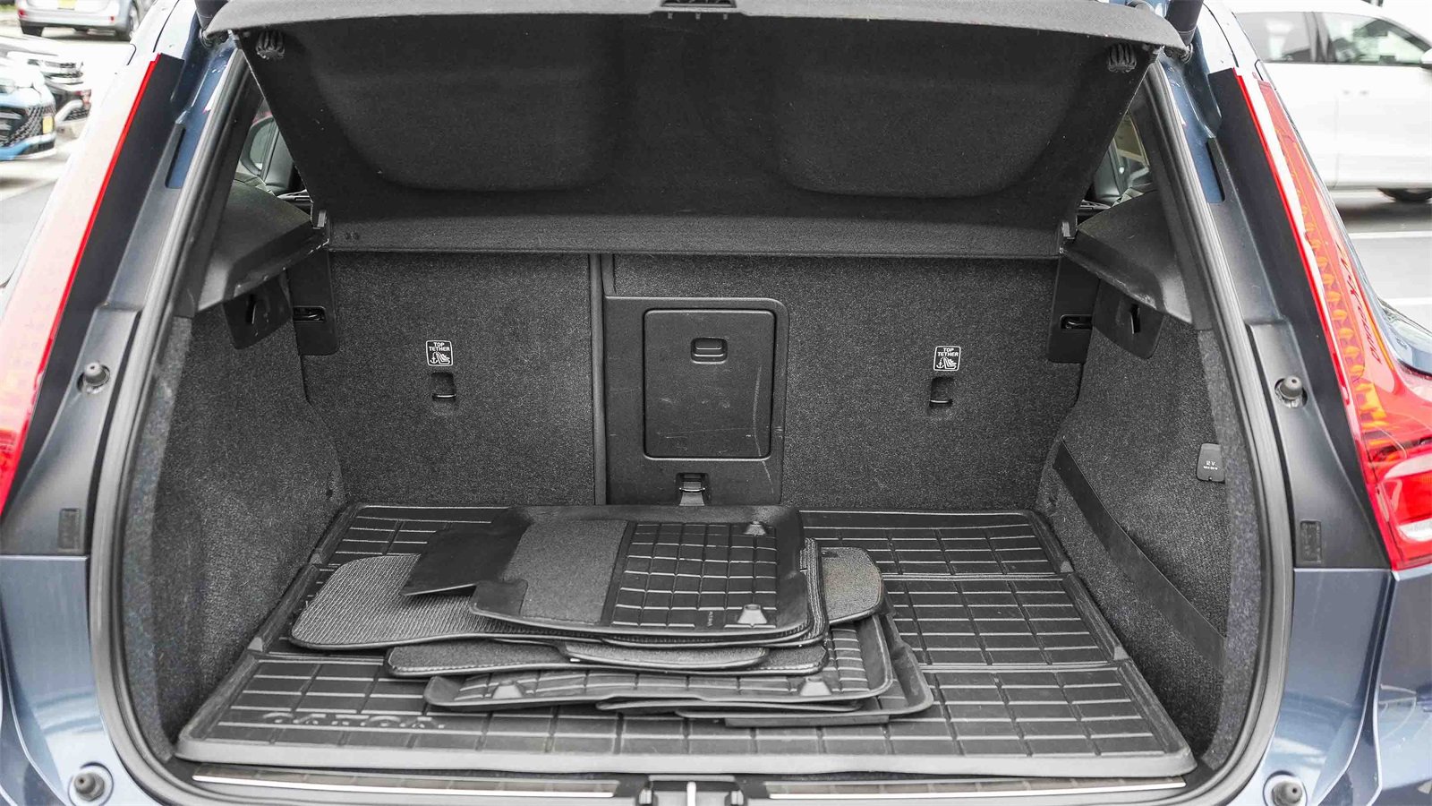 Used 2019 Volvo XC40 T4 Inscription image 25