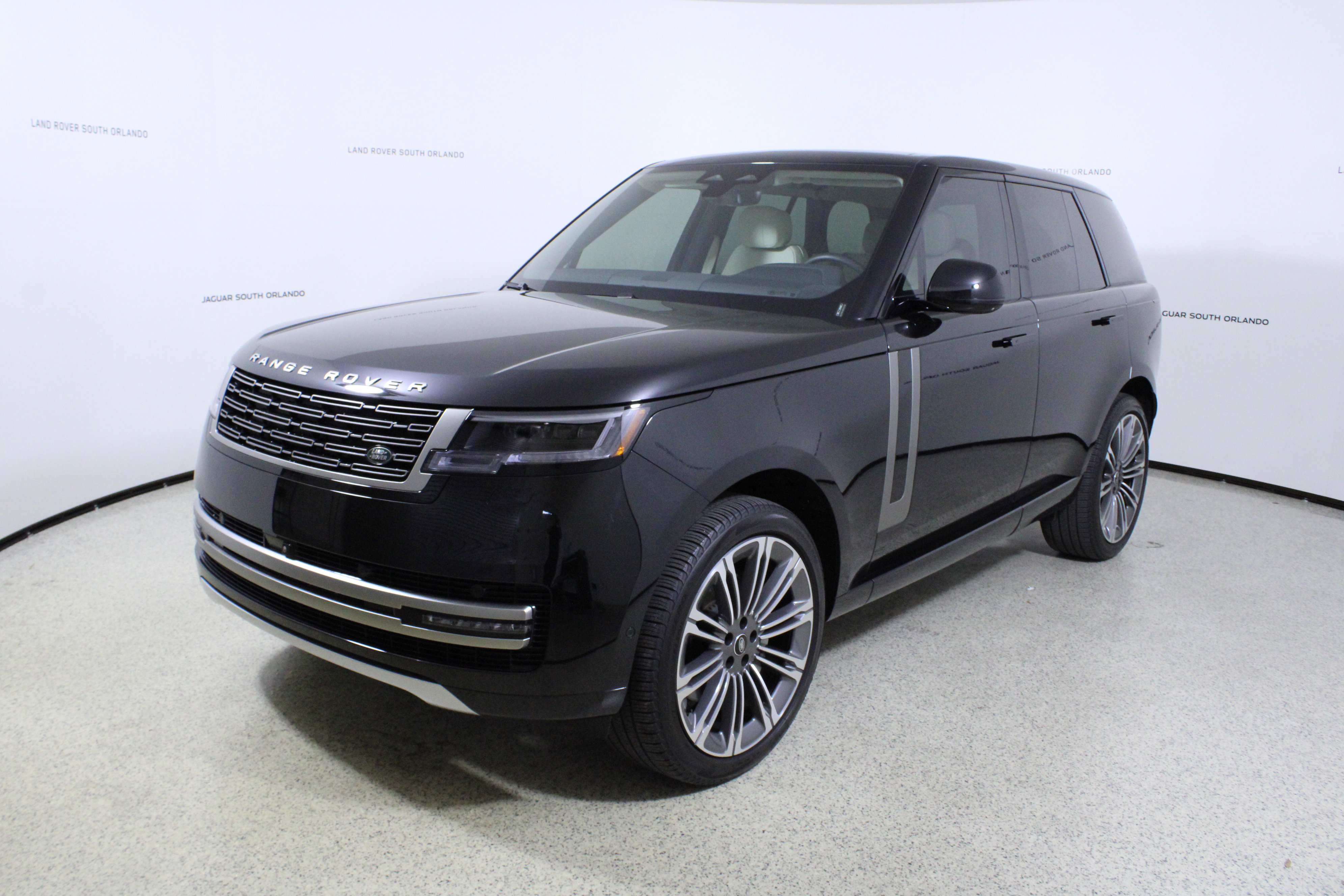 Used 2024 Land Rover Range Rover SE image 4