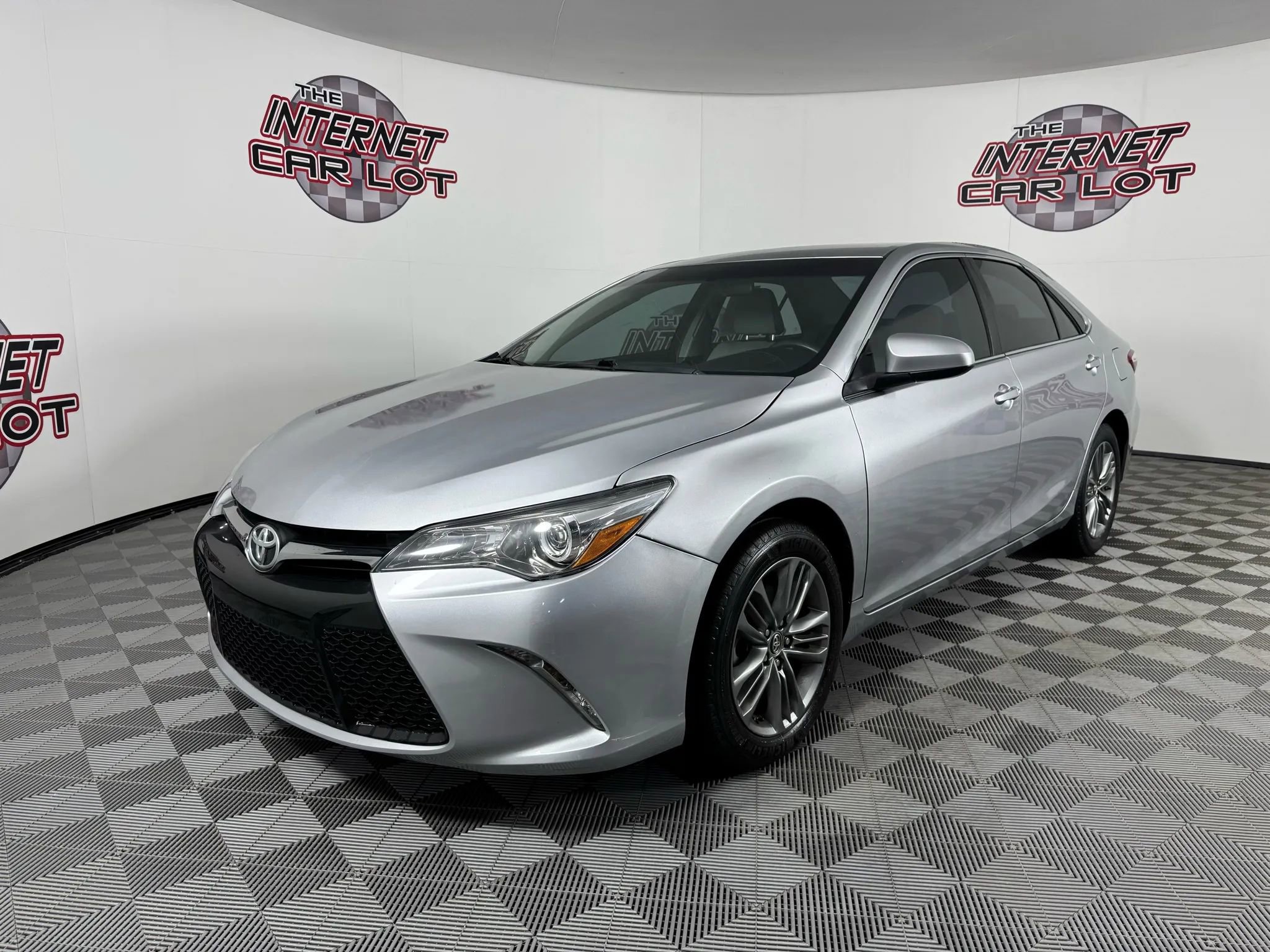 Used 2017 Toyota Camry SE image 3