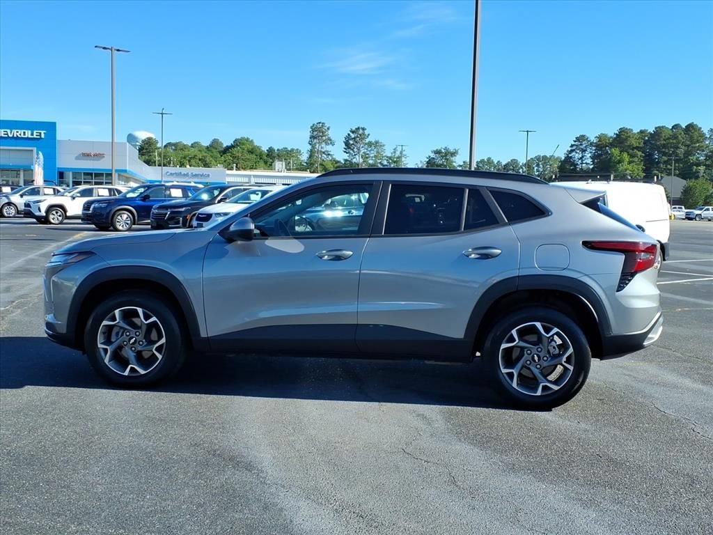 Used 2025 Chevrolet Trax LT FWD image 14