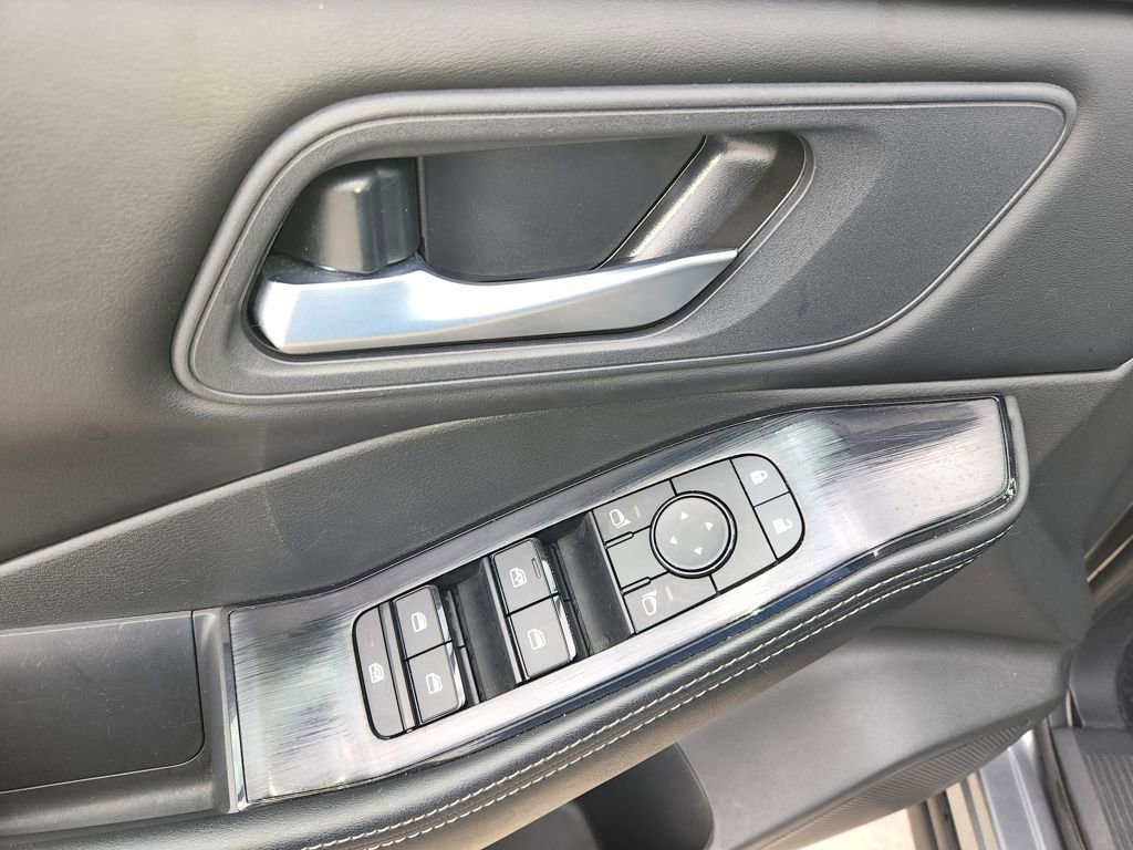 Used 2025 Nissan Rogue SV image 28