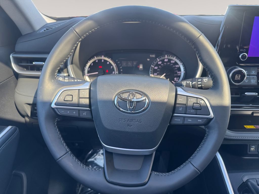 Used 2026 Toyota Highlander XLE image 12