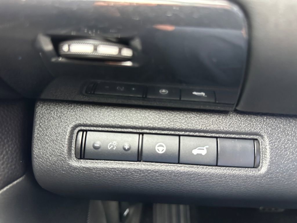 Used 2024 Nissan Pathfinder SV w/ SV Premium Package image 18