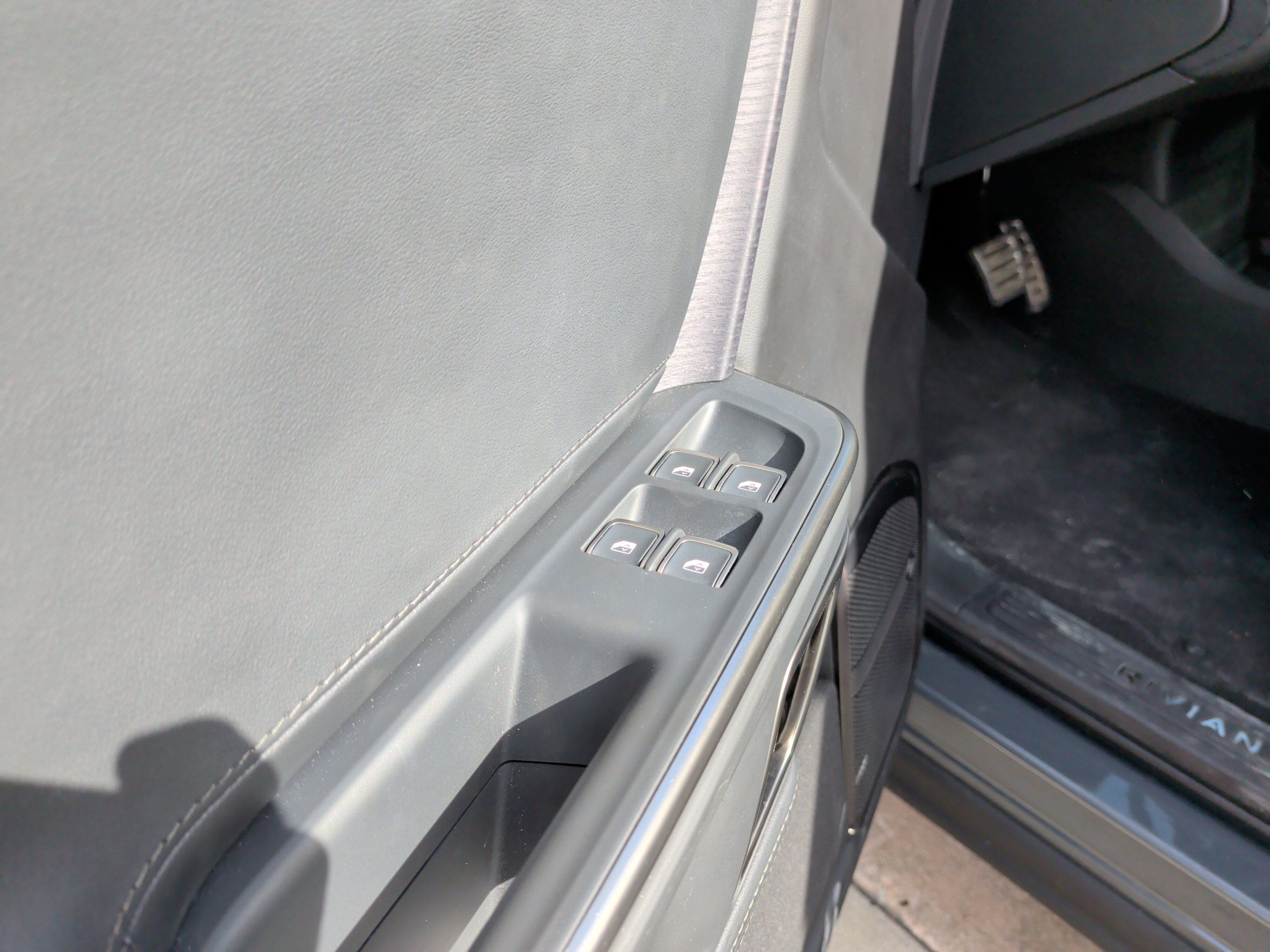 Used 2024 Rivian R1S Adventure AWD/4WD image 15