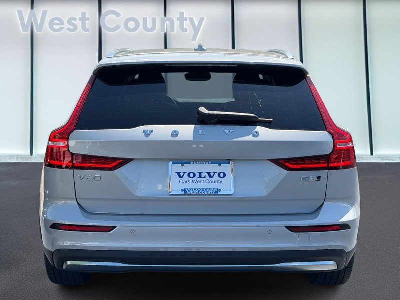 Certified 2025 Volvo V60 B5 Cross Country Plus AWD/4WD image 6