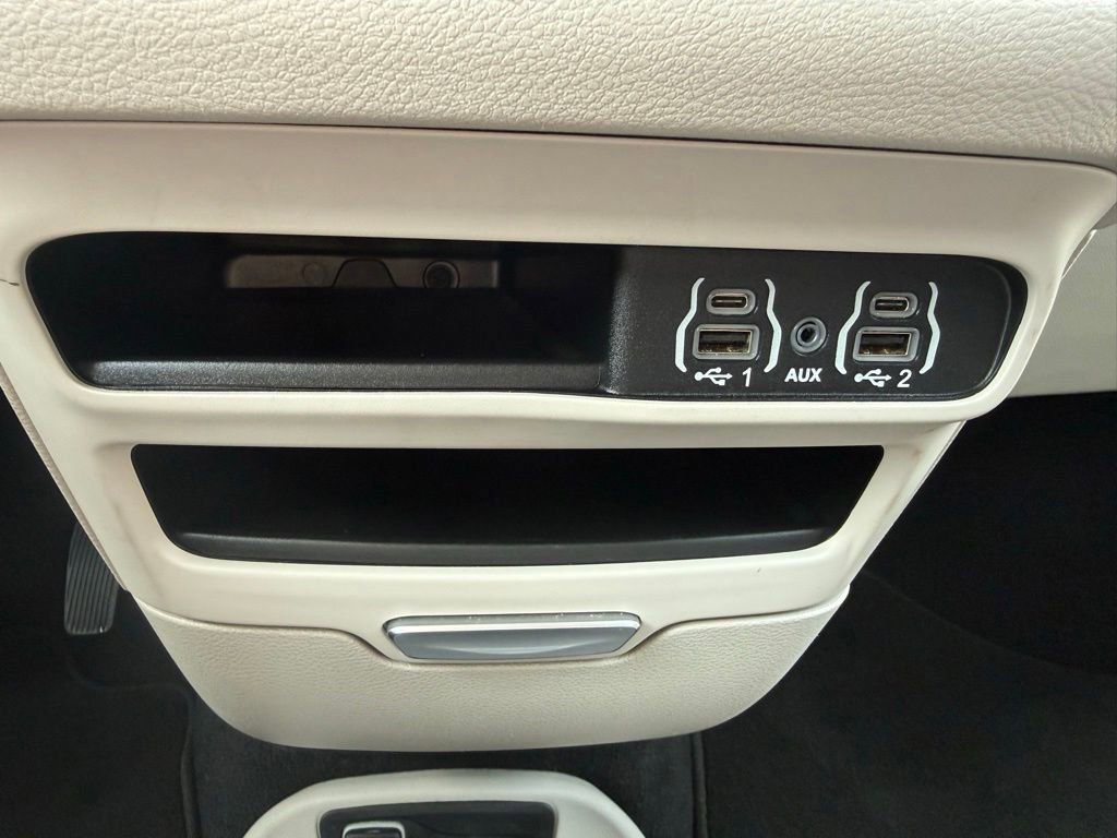 Used 2023 Chrysler Pacifica Touring-L FWD image 24