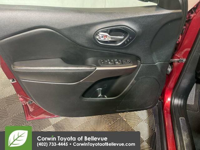 Used 2019 Jeep Cherokee Limited image 24