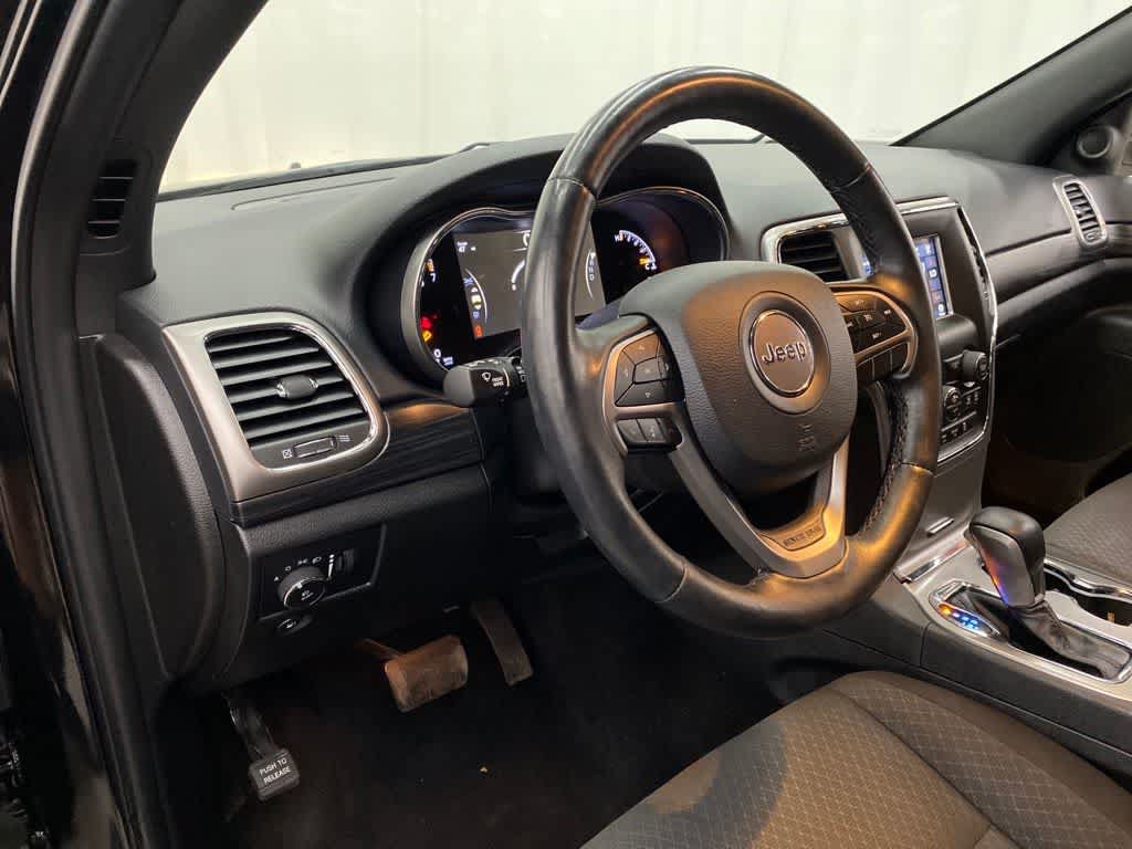 Used 2021 Jeep Grand Cherokee Laredo w/ Security & Convenience Group AWD/4WD image 2