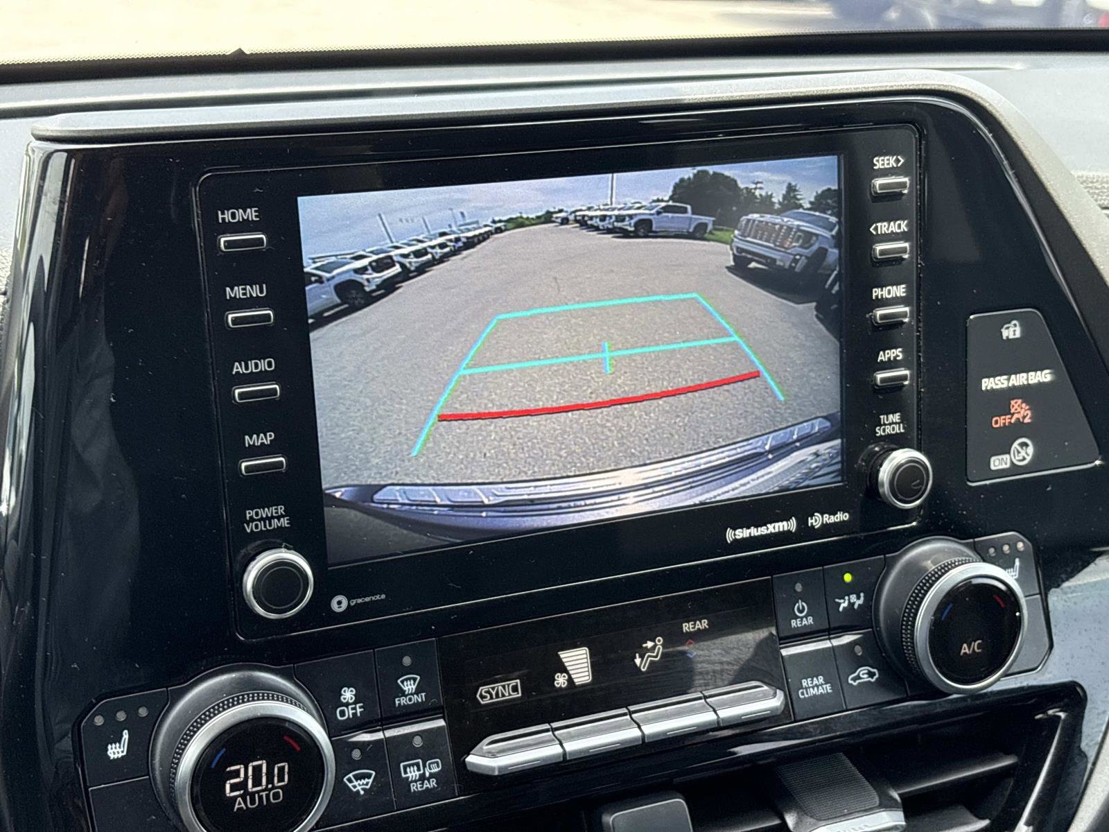 Used 2020 Toyota Highlander XLE AWD/4WD image 21