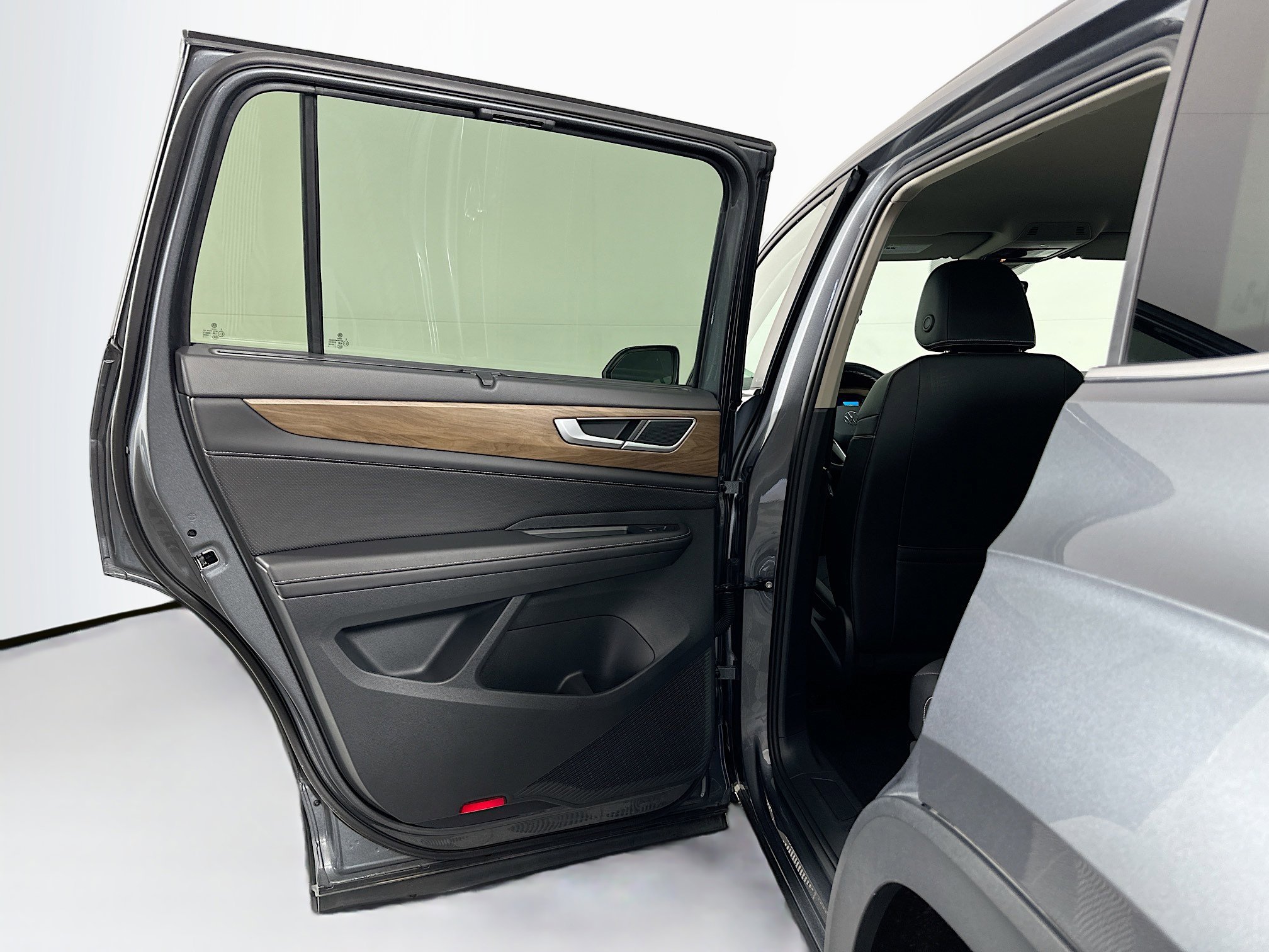 Used 2025 Volkswagen Atlas SE image 25