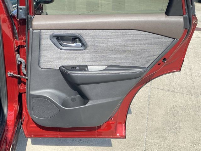 Used 2023 Nissan Rogue SV image 27