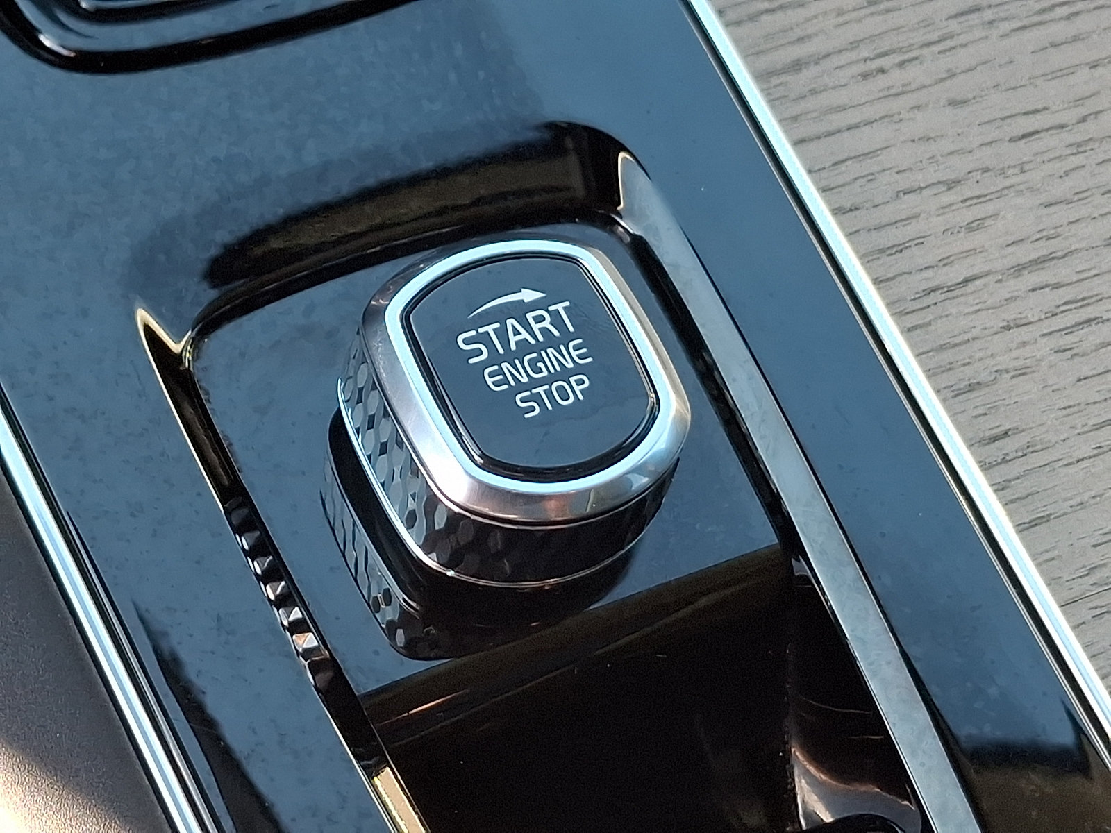 Used 2025 Volvo XC90 B6 Plus AWD/4WD image 28