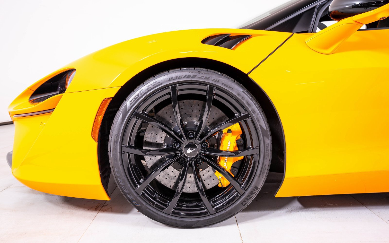 Used 2024 McLaren Artura image 13