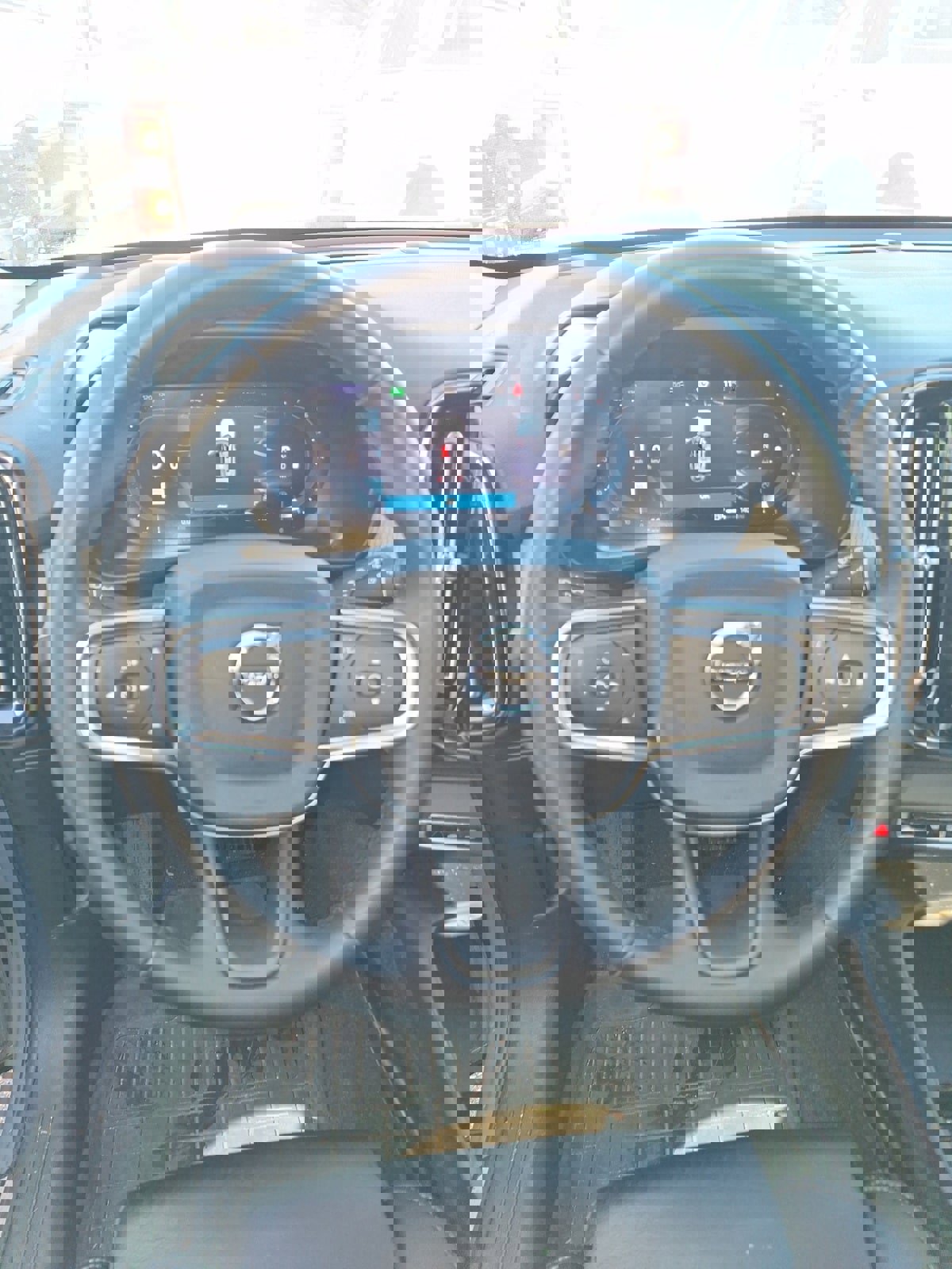 Used 2023 Volvo XC40 B5 Plus image 10