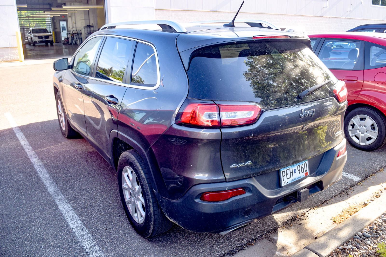 Used 2015 Jeep Cherokee Latitude w/ Cold Weather Group AWD/4WD image 6
