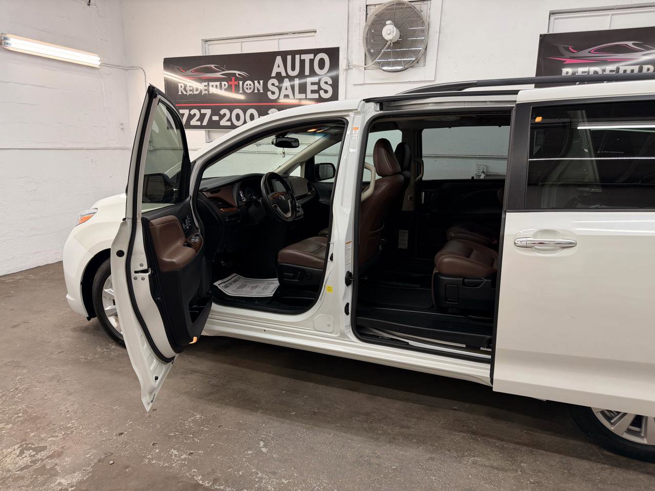 Used 2017 Toyota Sienna Limited Premium w/ Advanced Technology Package FWD image 12