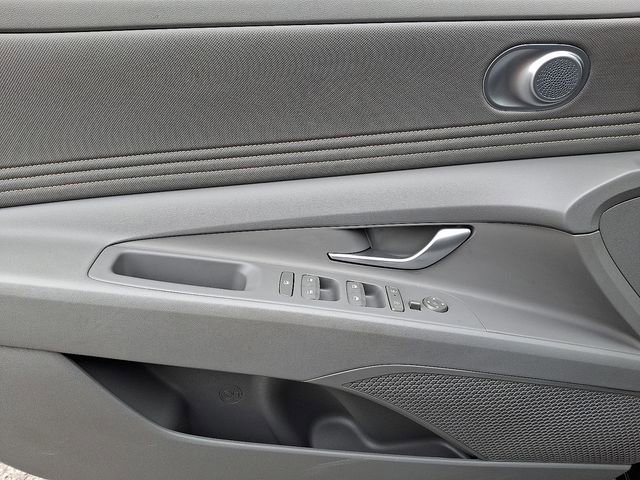 Used 2025 Hyundai Elantra SEL image 12