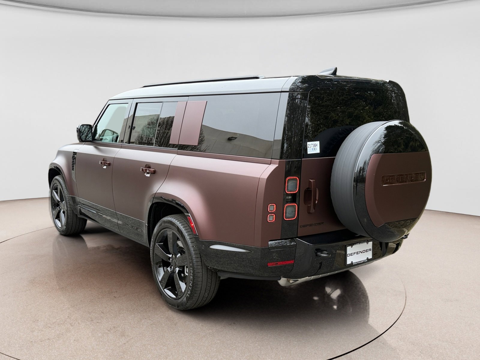 New 2026 Land Rover Defender 130 X-Dynamic SE image 3