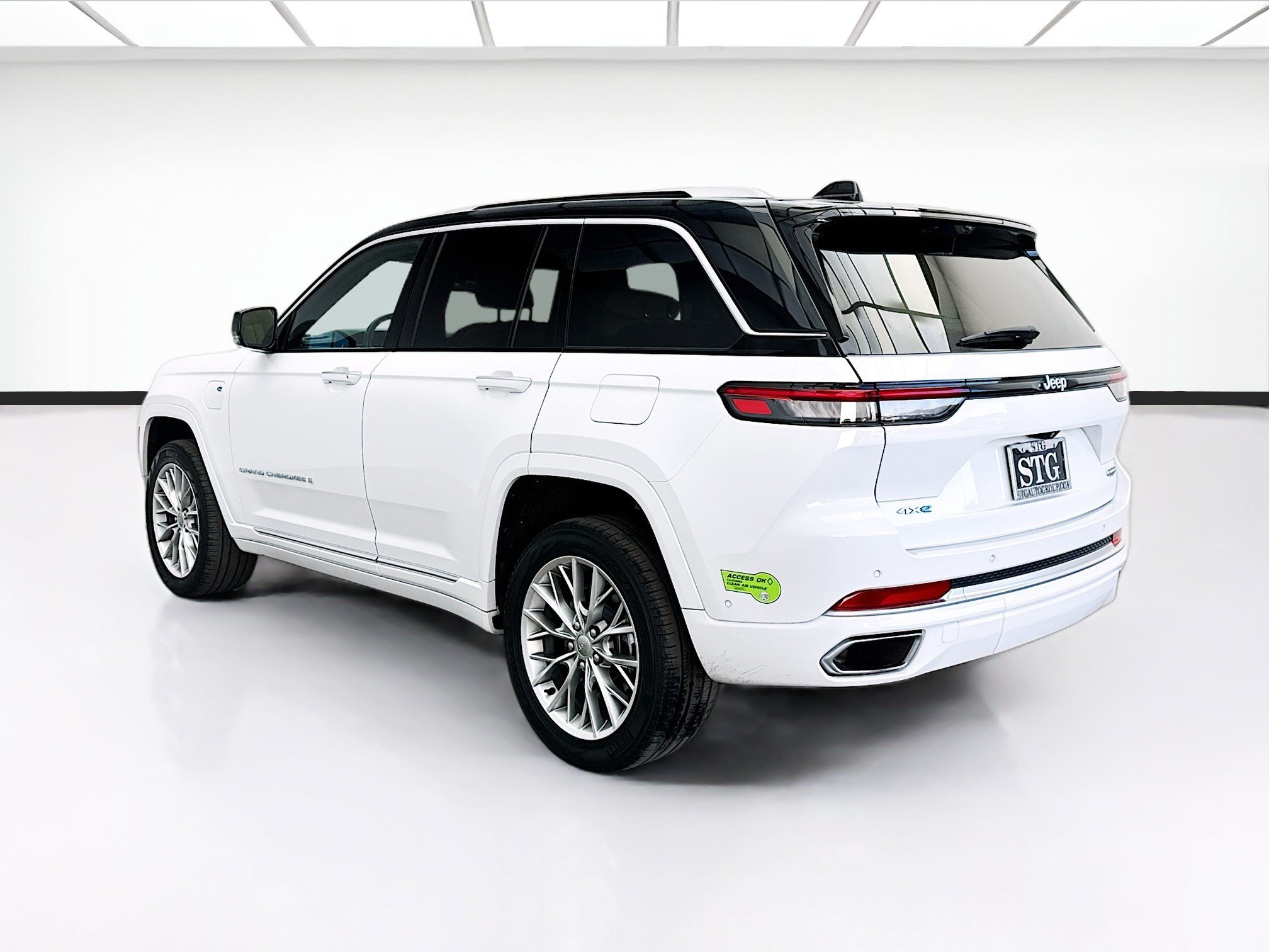 Used 2023 Jeep Grand Cherokee Summit w/ Advanced Protech Group IV AWD/4WD image 6