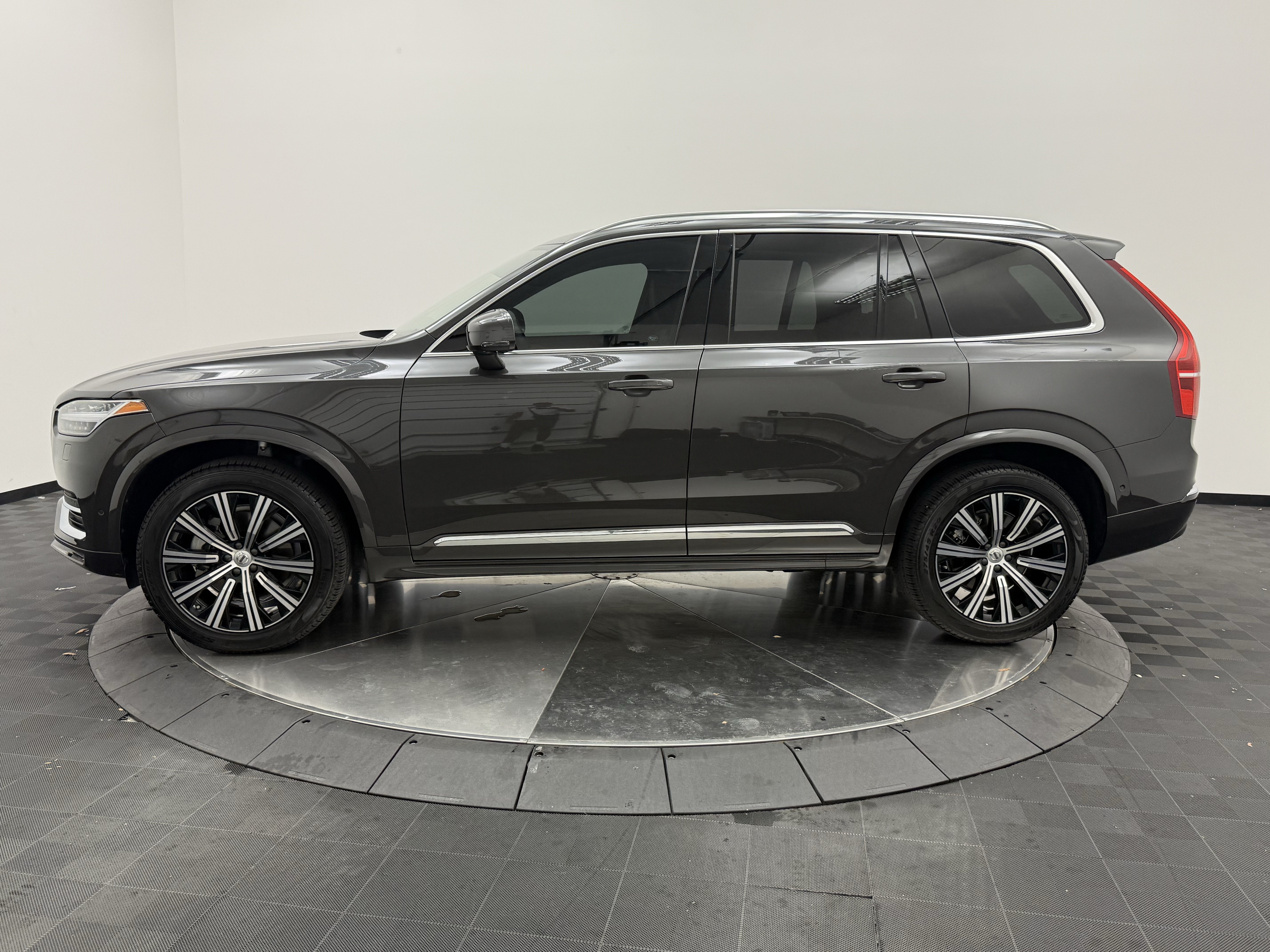 Certified 2024 Volvo XC90 B6 Plus AWD/4WD image 4
