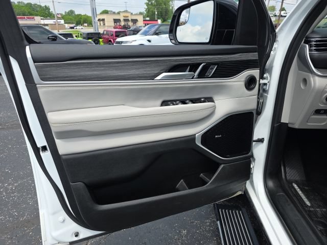 Used 2024 Jeep Wagoneer Series III w/ Premium Group I AWD/4WD image 11