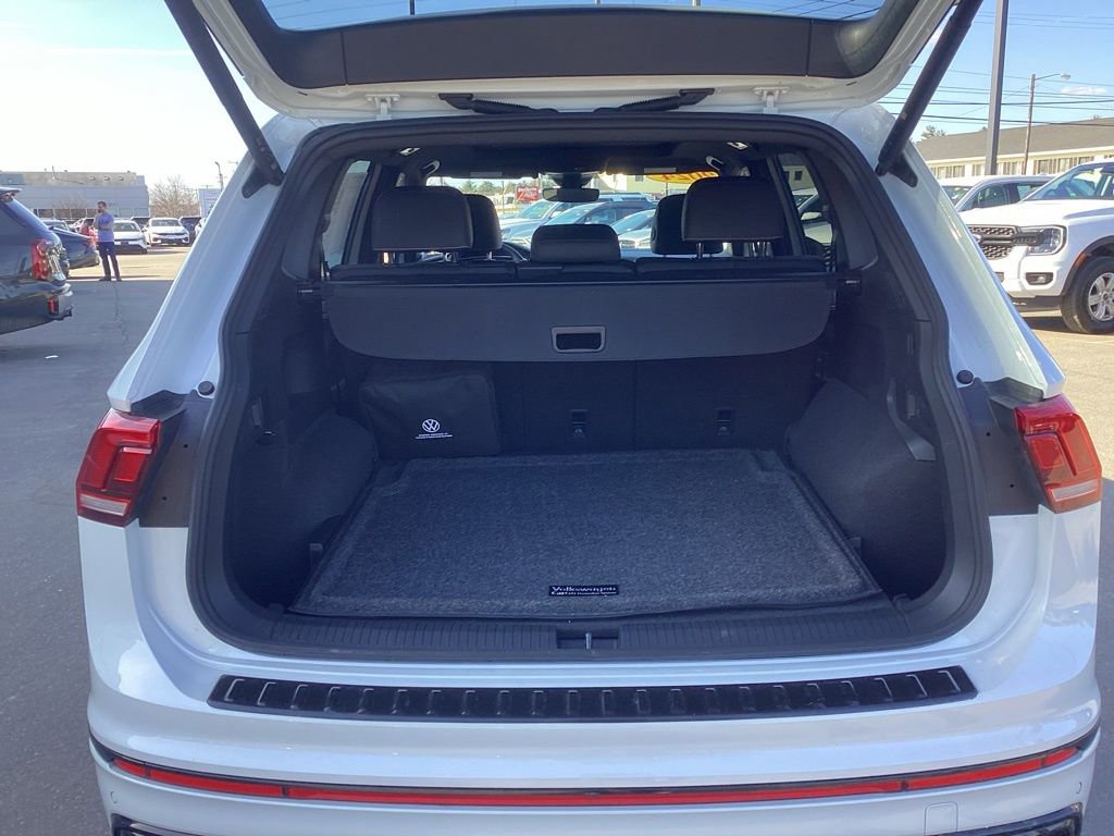 Used 2024 Volkswagen Tiguan SE R-Line image 9