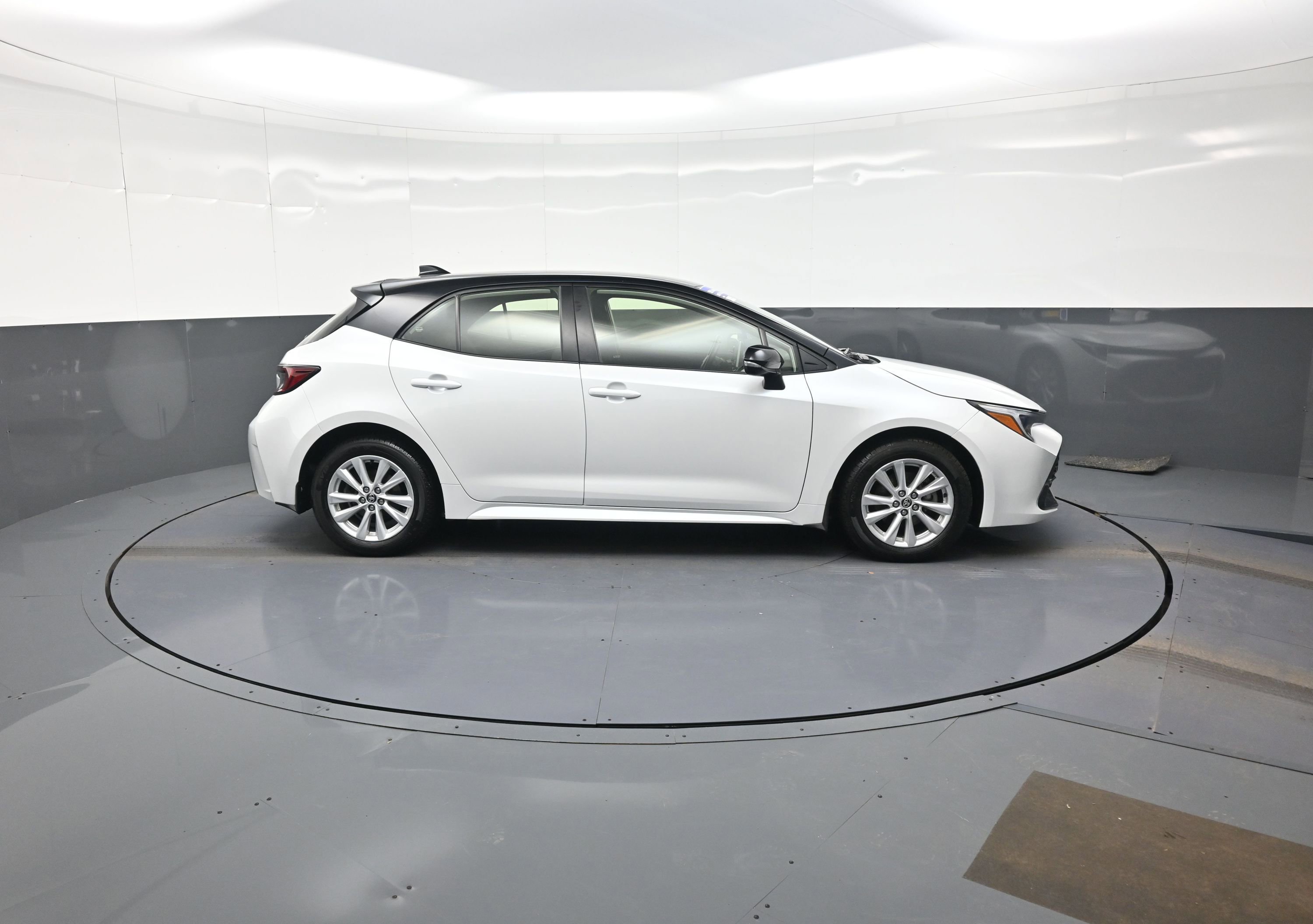 Used 2023 Toyota Corolla SE image 2
