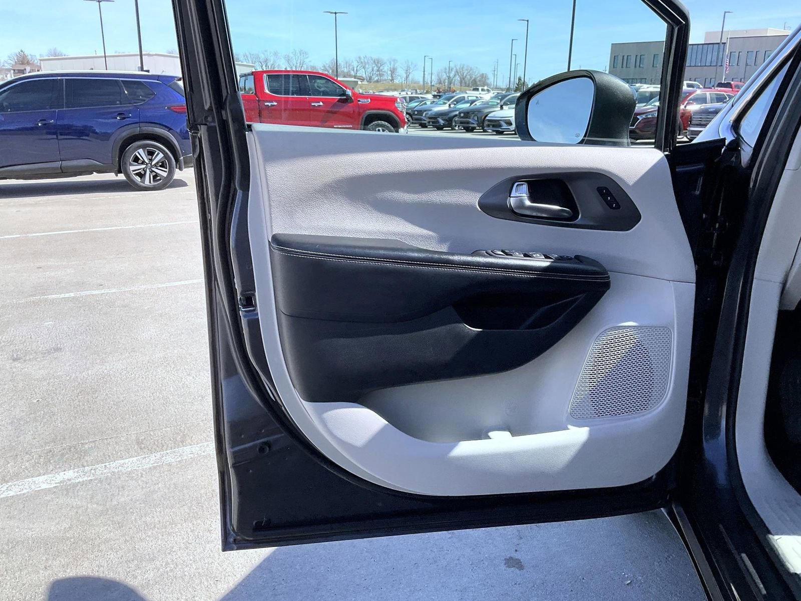 Used 2022 Chrysler Pacifica Touring-L image 10