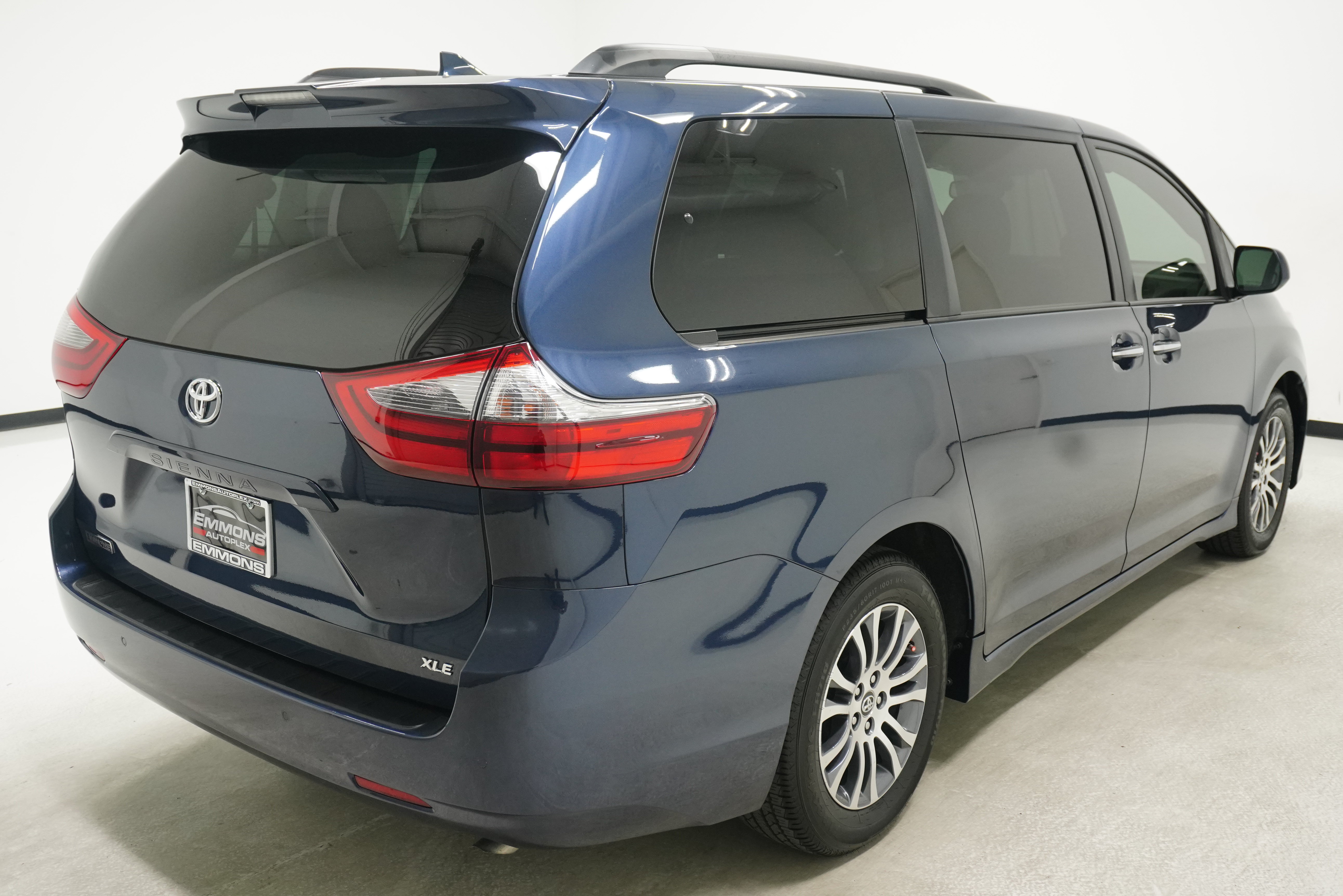 Used 2020 Toyota Sienna XLE w/ XLE Navigation Package FWD image 4