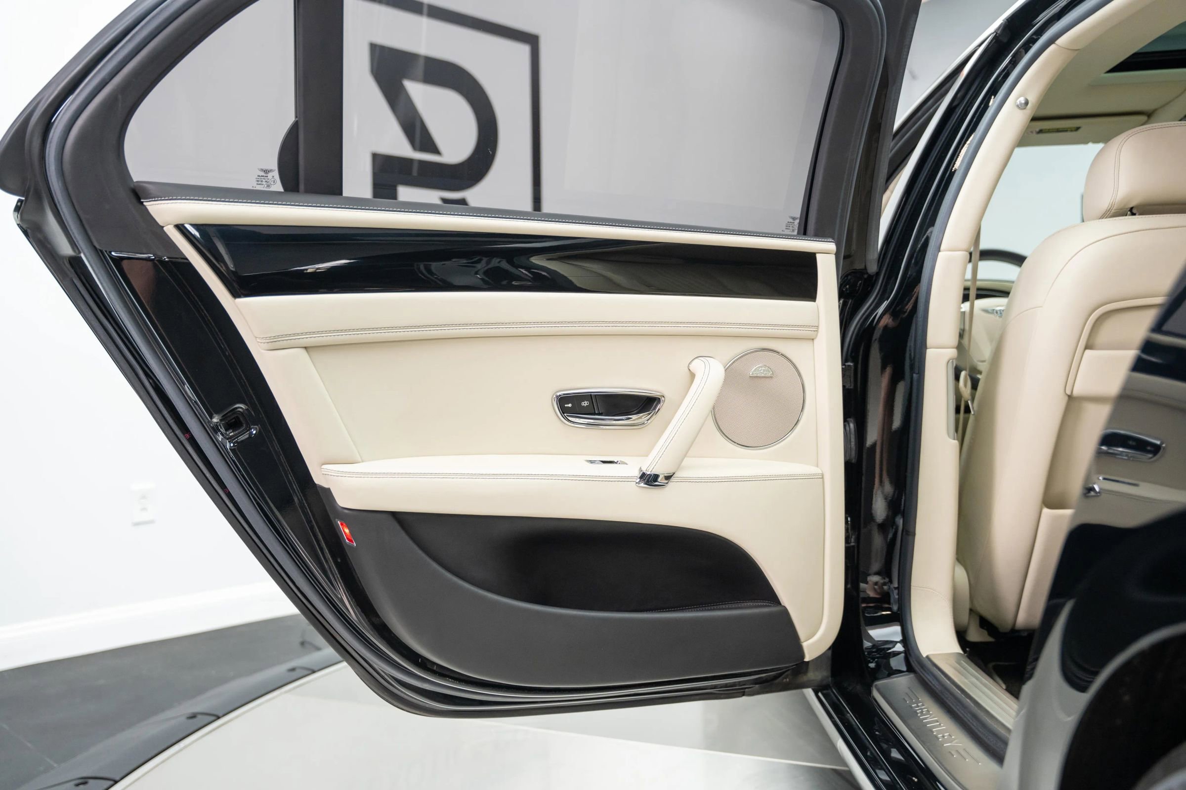 Used 2018 Bentley Flying Spur V8 image 31