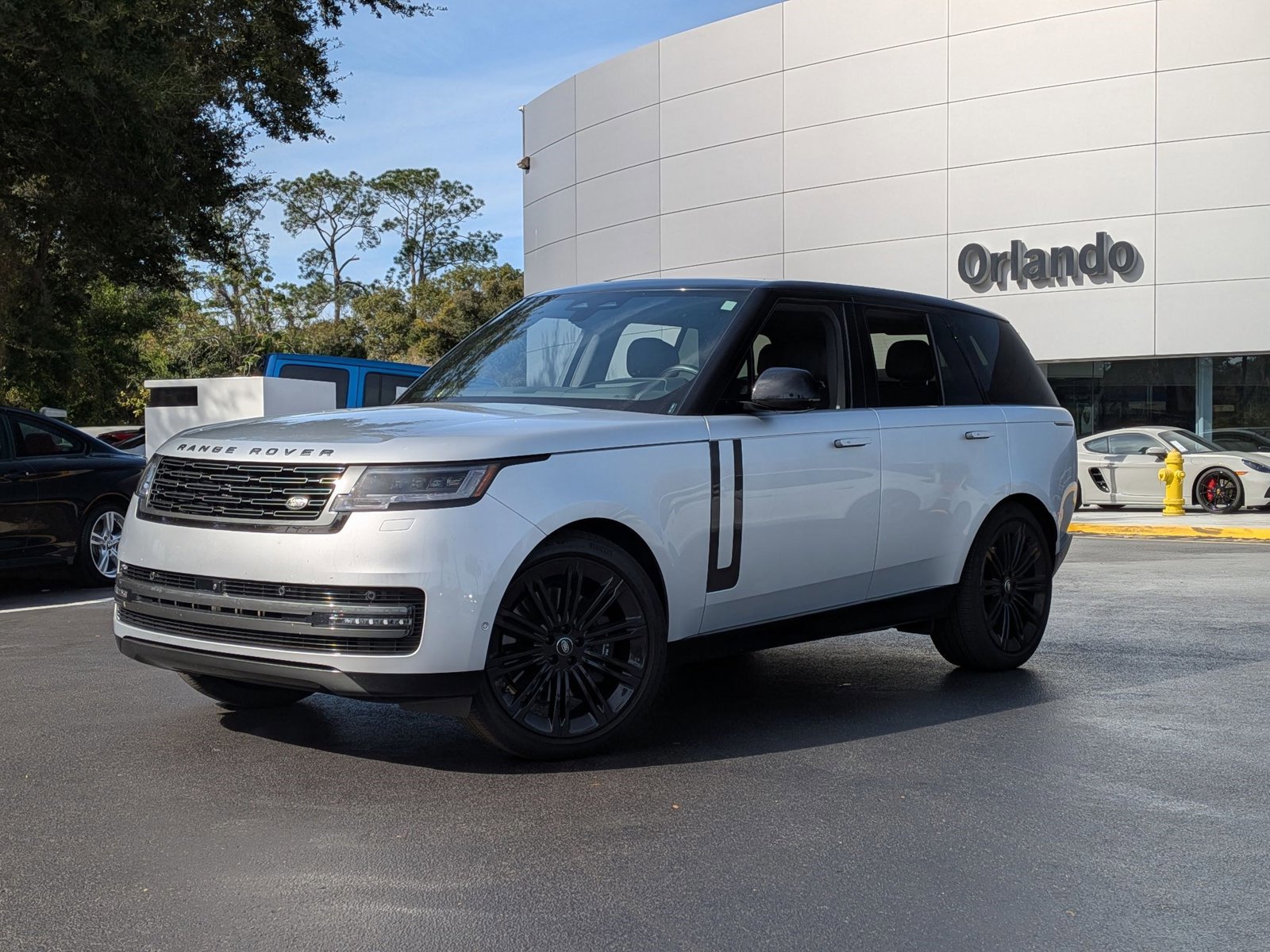 Used 2025 Land Rover Range Rover SE image 1