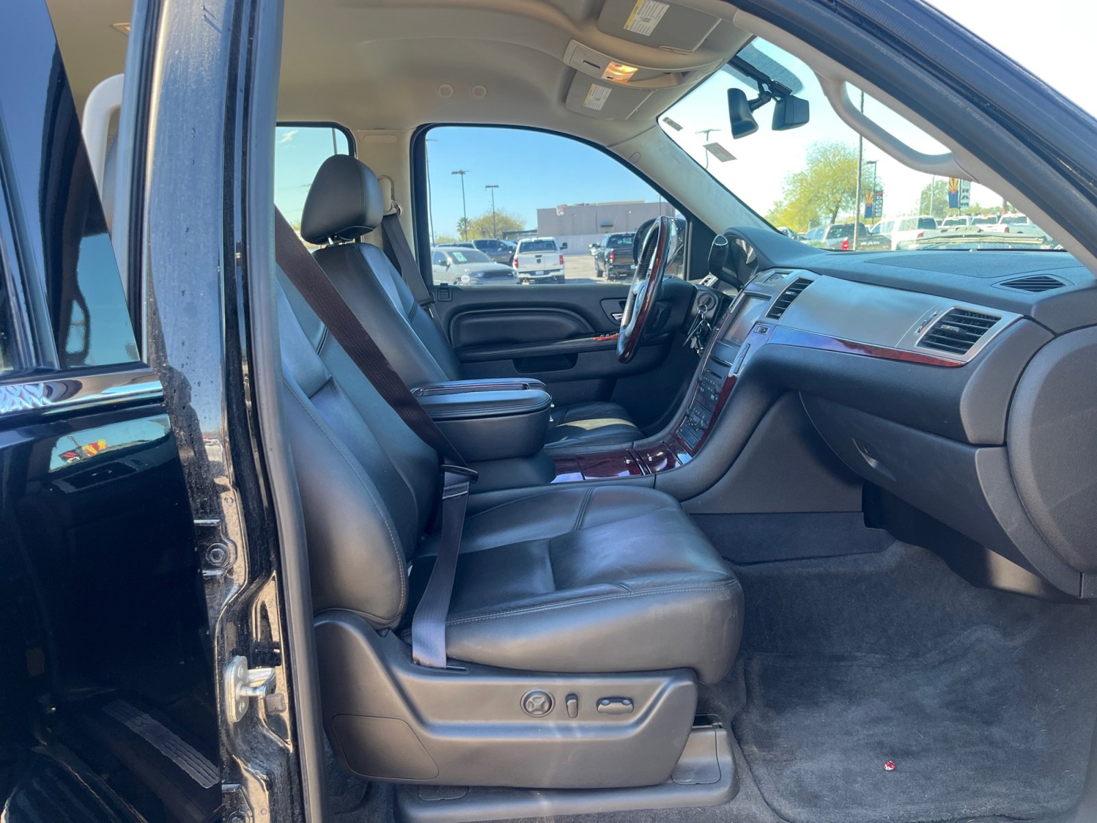 Used 2014 Cadillac Escalade Luxury image 19