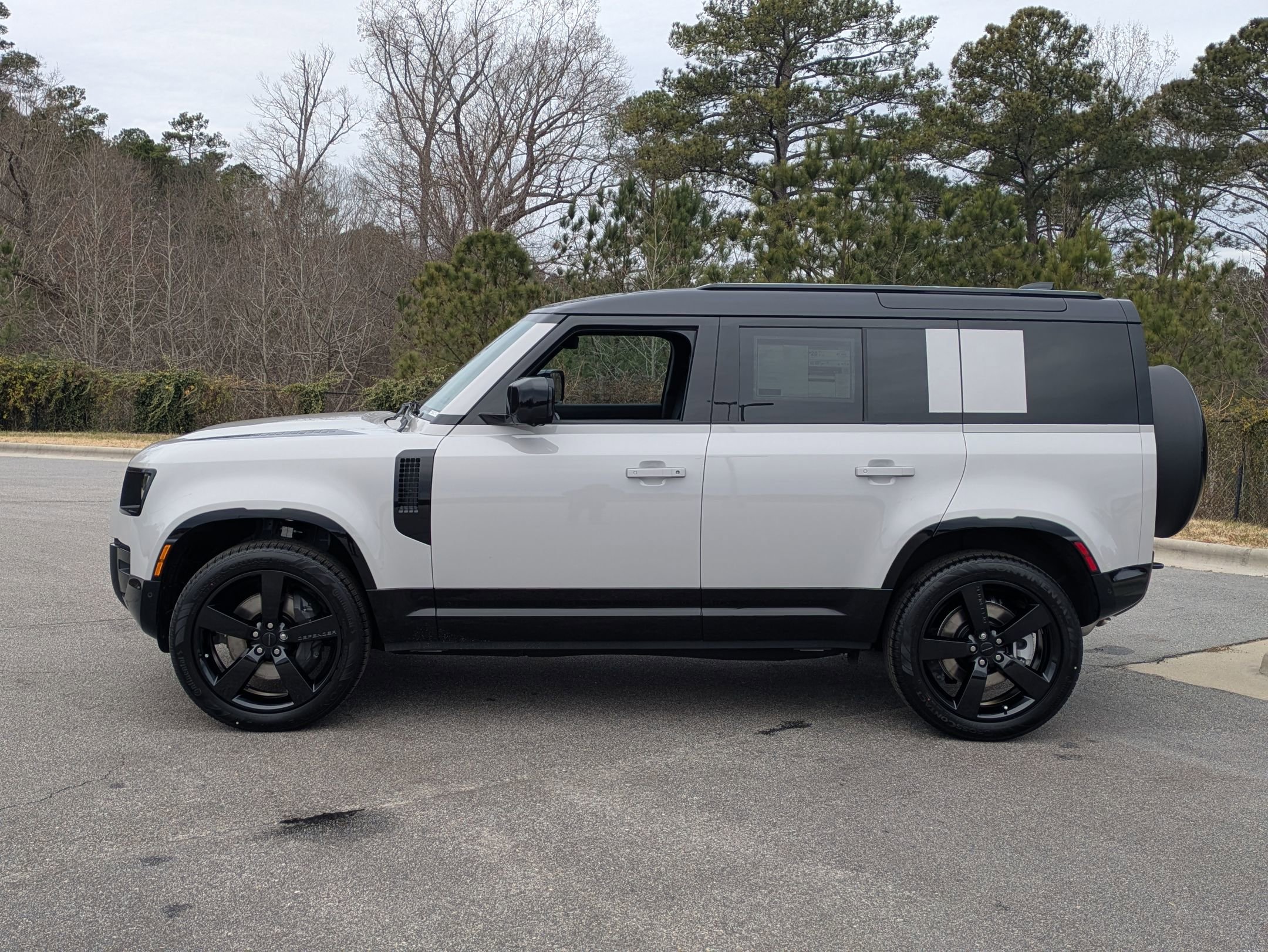 New 2026 Land Rover Defender 110 X-Dynamic SE image 8