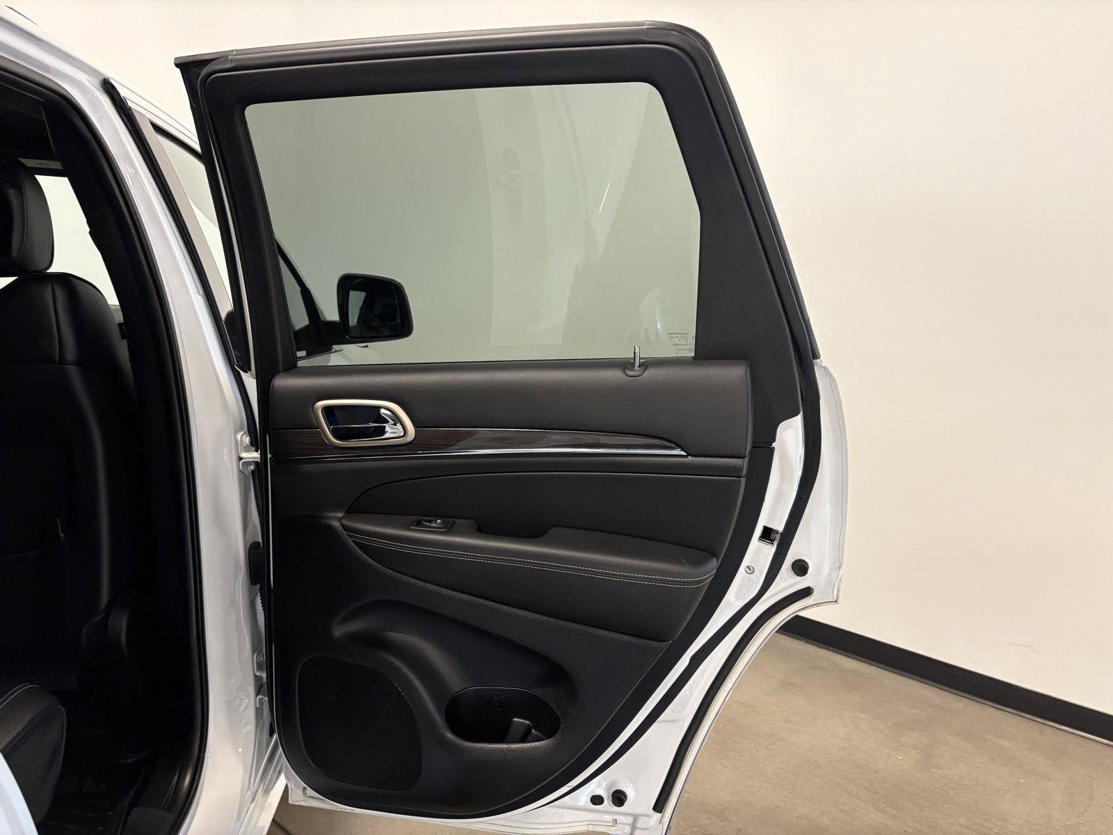Used 2015 Jeep Grand Cherokee Overland AWD/4WD image 46