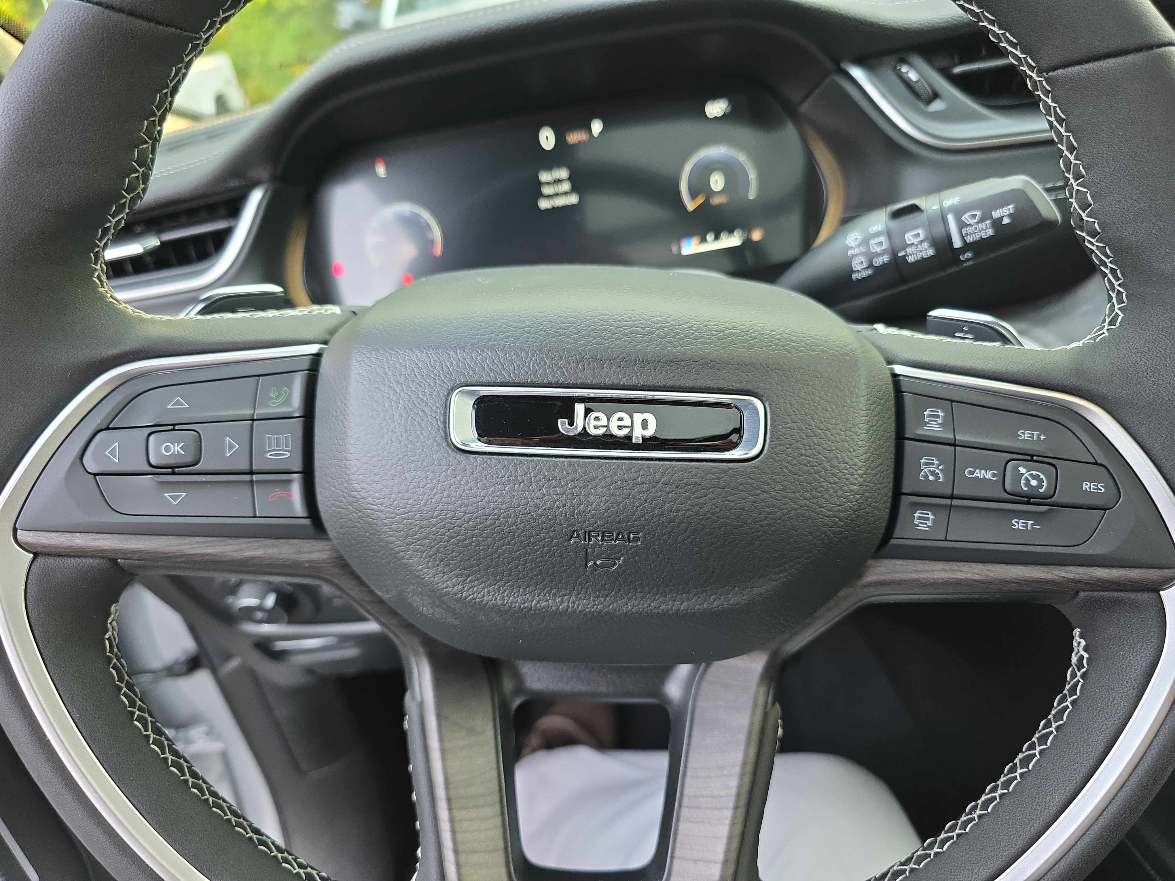 New 2025 Jeep Grand Cherokee Limited w/ Luxury Tech Group II image 10