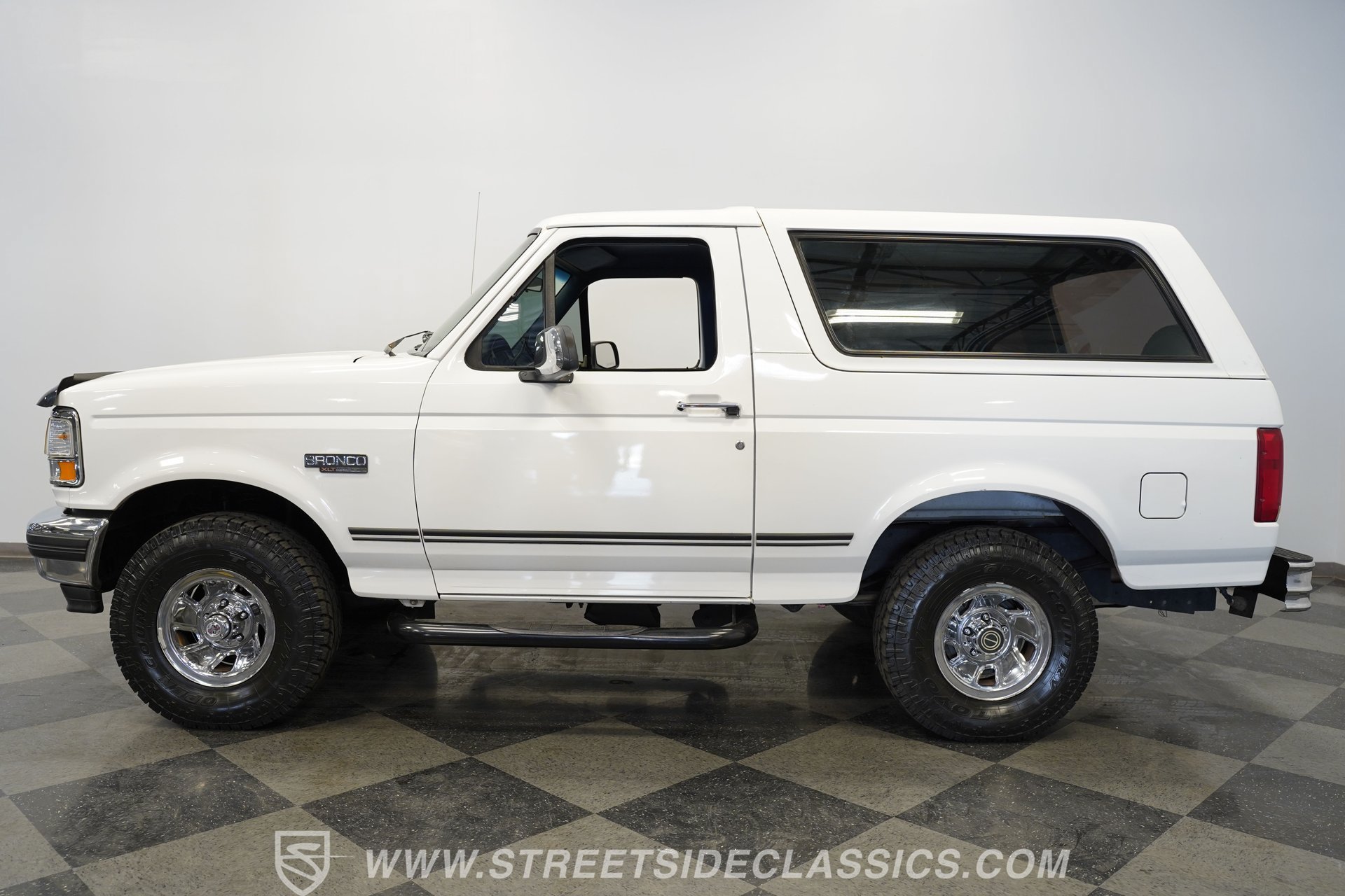 Used 1996 Ford Bronco XLT AWD/4WD image 2
